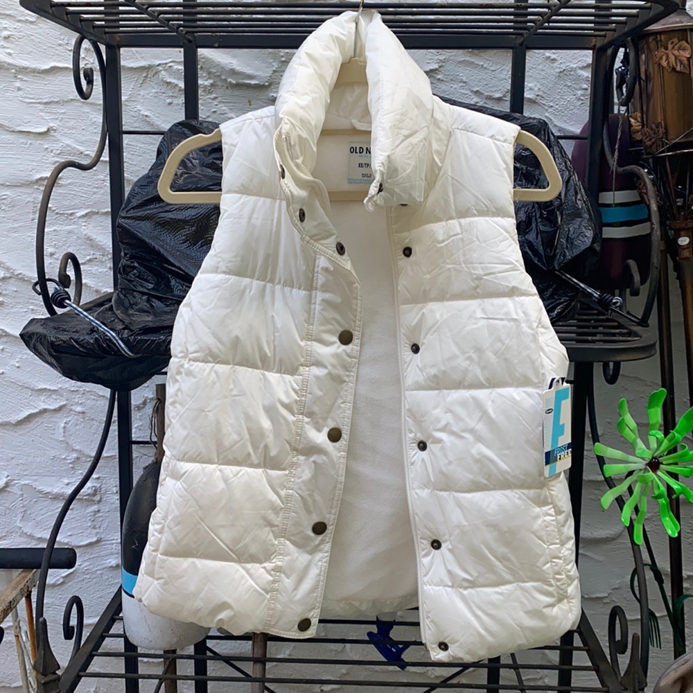 White gap vest